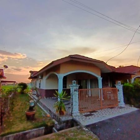 Ebnur Homestay Arau Bagian luar foto