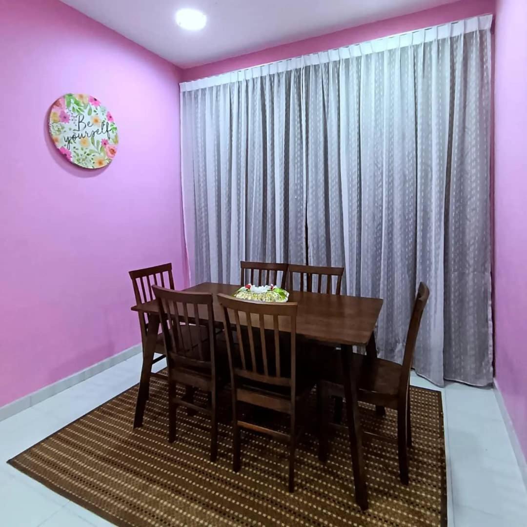 Ebnur Homestay Arau Bagian luar foto