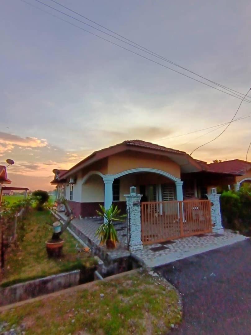 Ebnur Homestay Arau Bagian luar foto
