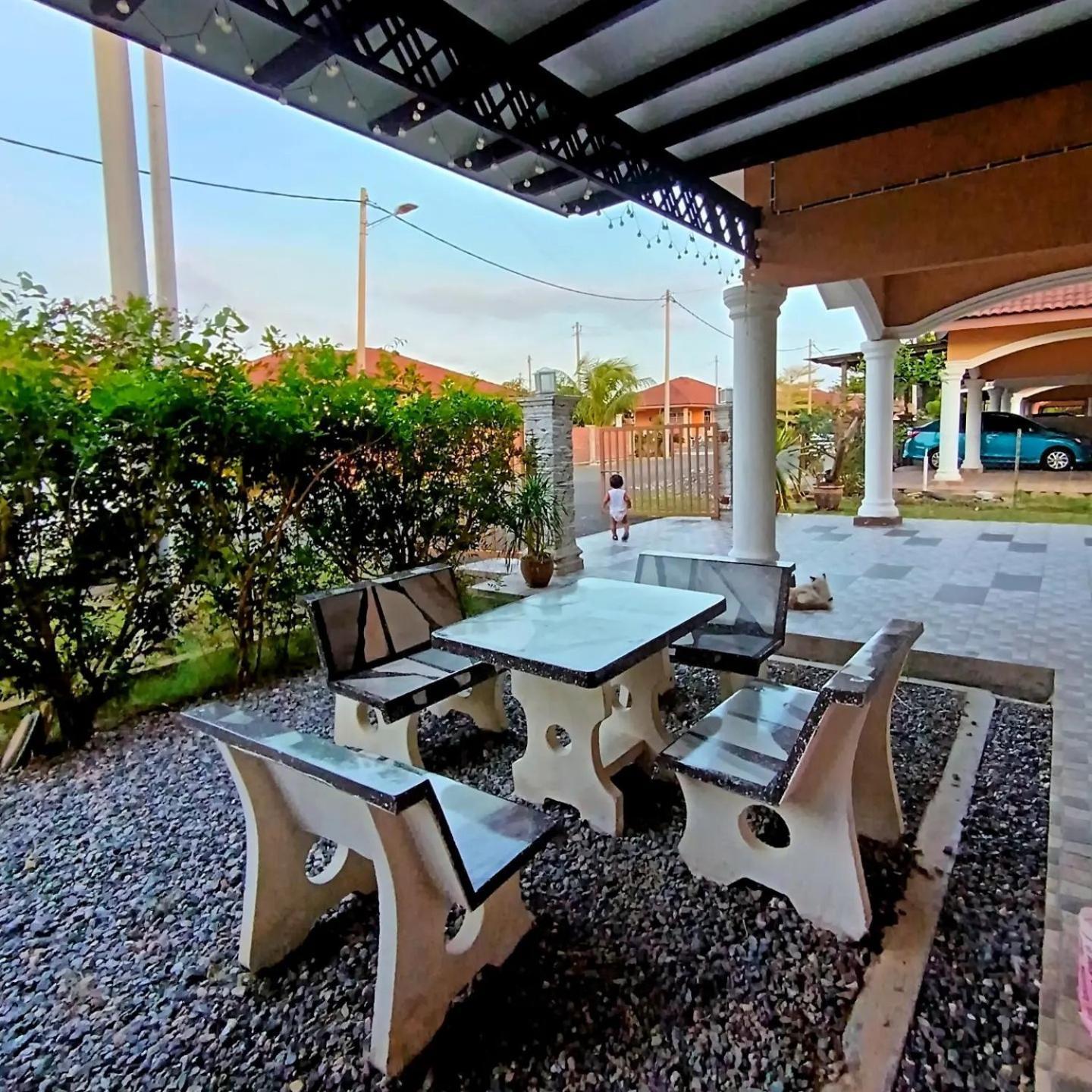 Ebnur Homestay Arau Bagian luar foto